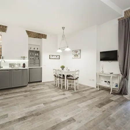 Awesome Duplex In Campo De' Fiori Area 아파트